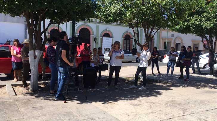 Asociación Mujeres Activas de Cajeme se manifiesta frente al Palacio