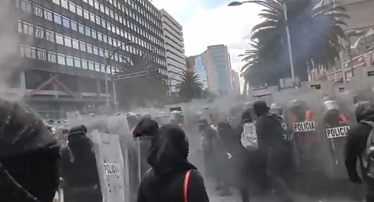VIDEO- Policías y manifestantes del 28S se enfrentan en CDMX