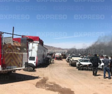 Gran incendio de carros chatarra causa movilización en Nogales
